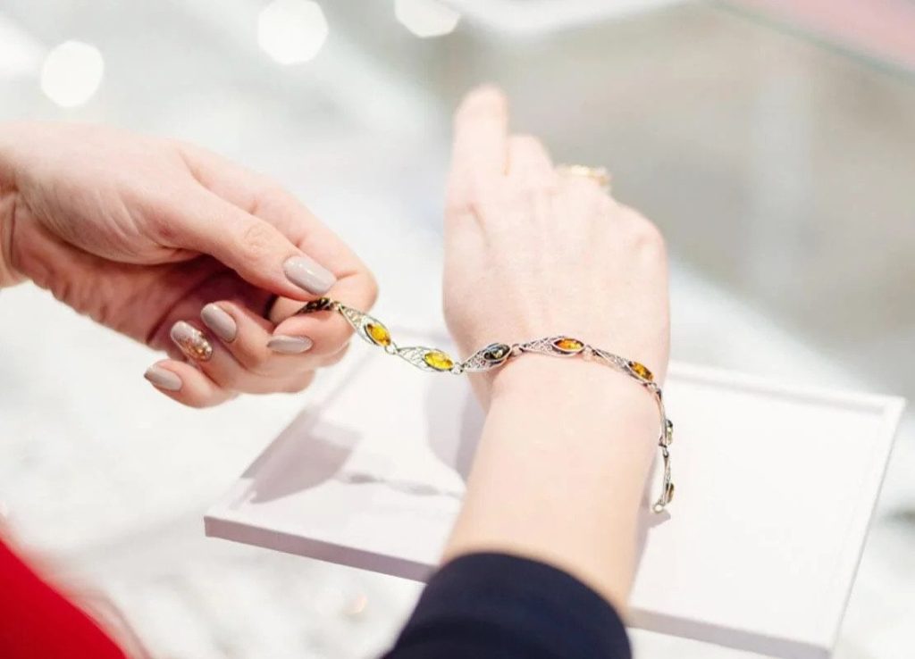 Sri Lankan Blue Sapphire (Neelam) Online – Certified Natural Stone in India